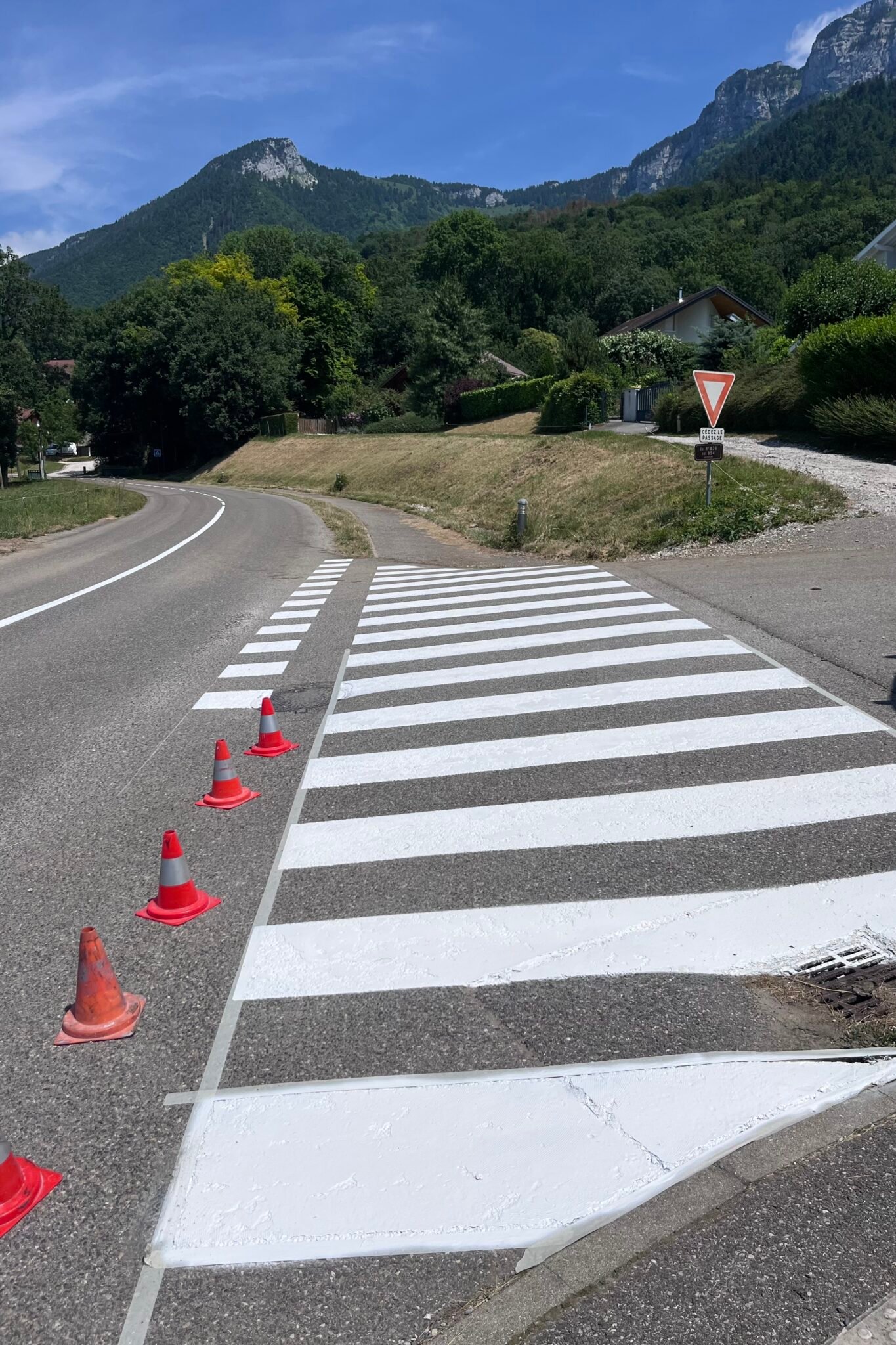 Mise aux normes sécurité routière à Villaz (74370) : Marquage de passage piéton et cédez-le-passage en peinture routière blanche certifiée.