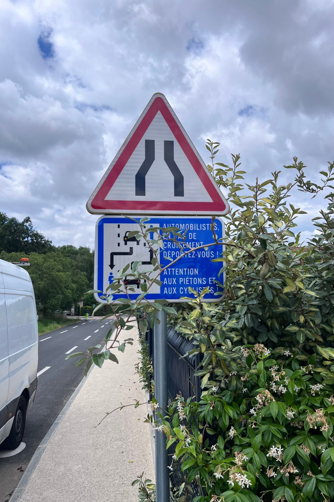Signalisation verticale à Archamps (74160) : Pose de panneau Chaussidou et priorité sur route en Haute-Savoie.