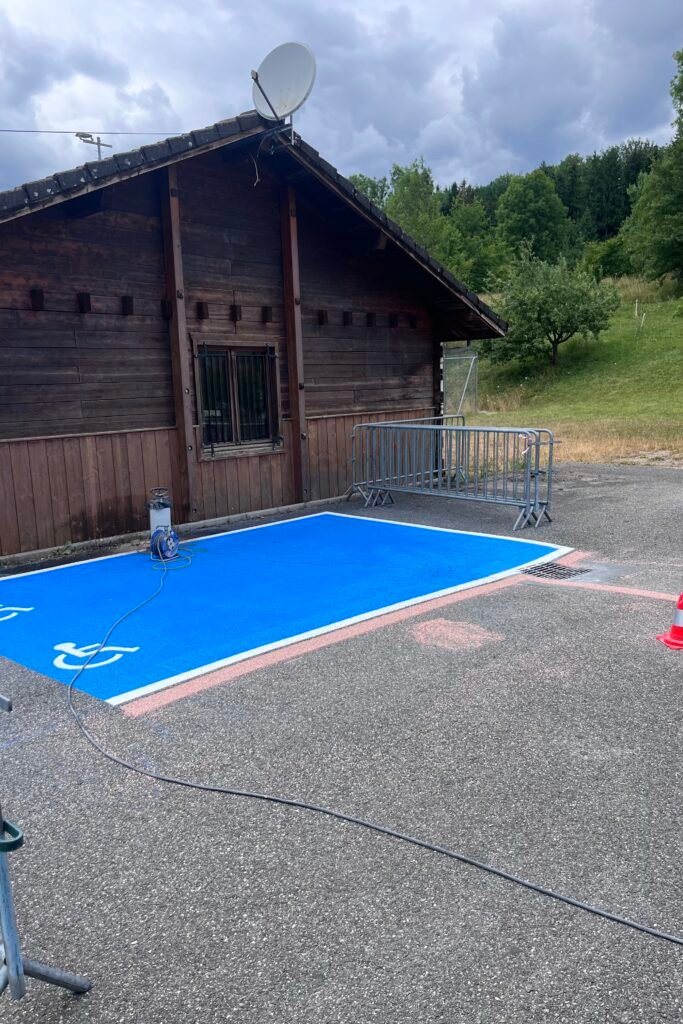 Marquage au sol conforme loi place handicapé parking privé