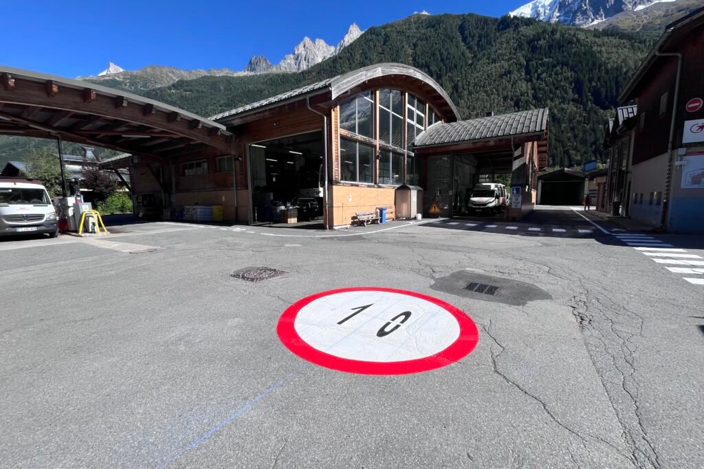 Application de marquage au sol industriel sécurisant les flux logistiques d'un entrepôt en Savoie (73).