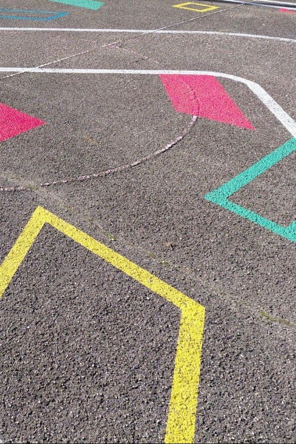 Détail tracé résine haute adhérence marquage au sol école et sport 73 74